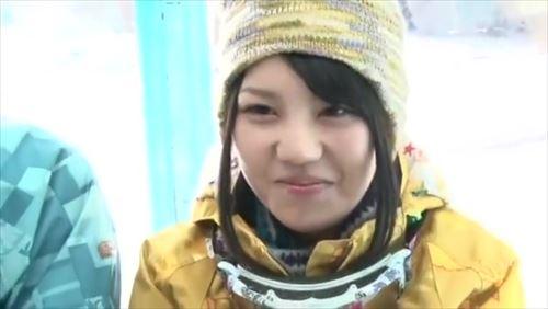 恋人同士がゲレンデでデート中、女性はマッサージ師に騙され、性的行為に巻き込まれ、男性は彼女を待たせていた。