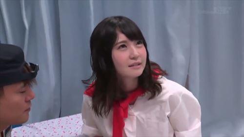 幼い美少女に乱暴に抱きしめ、性的な行為を強要