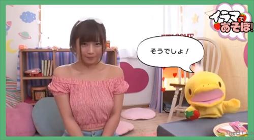 掃除のおばちゃんにフェラチオをしてもらうことで、エロ動画で快感を感じる。