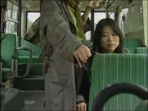 清楚な女性が男に性的被害に遭う