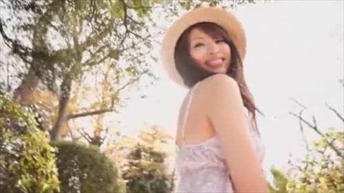 美しい巨乳の女性を辱めるエロティック的行為
