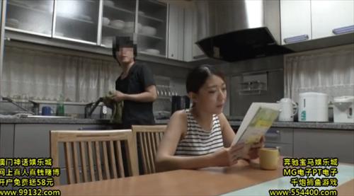 宴会のビデオには、酩酊した妻が充分に酔って中で抜かれる光景が収められています。