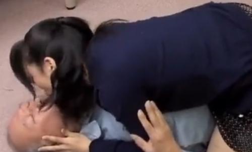 許されぬ恋を眼前にした老人、自分も同じことをする