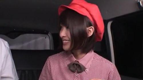 美貌で知られる少女は、昼はファミレスで働き、夜は風俗で性サービスを提供しています。