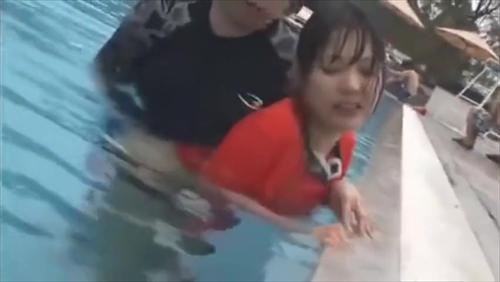 顔を紅潮させ、フェルトで櫛形に整えたパーツの少女は、アウトドアスポーツの警備員だ。