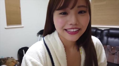 美少女が玩具で興奮し、男性によって水分たっぷりの性器にイカされる。