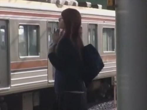 列車内で、別校の女子生徒を指オナで感じさせる猥褻事件が発生。