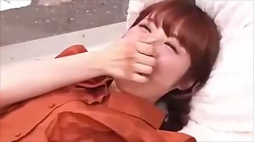 関西弁で男性芸能人とスリムな貧乳を露出して激しいSEXをする女性。