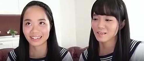 セーラー服コスプレをした美しい女性2人が男性を楽しませる。