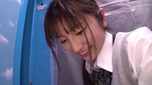 セクシーな服で大胆なポーズをとり、性器に挿入され、絶頂を迎え、さらに太い性器が挿入された。