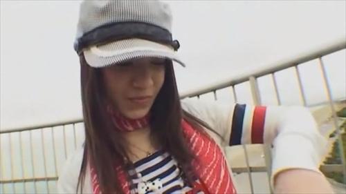 彼女は助手席から飛び立ち、おしゃぶりで最初のバージョンを作ったが、我慢できなかったようだ。