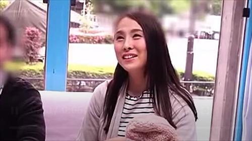 男がご婦人に近づき、巨根を見せてエキサイトし、人妻を誘うナンパ相談。