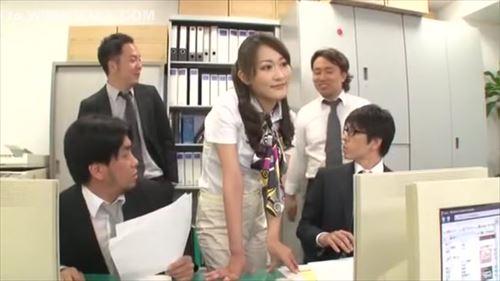 上司に欲情した部下は、女上司の服を剥ぎ取り、性行為に及んだ。