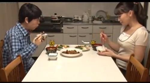 夜な夜な無神経な行動を楽しむ息子、目にされる事態。