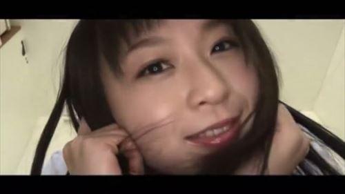 美しい少女の肌を、触りたさに堪えられず、スカートを捲り上げ、指先で愛撫した