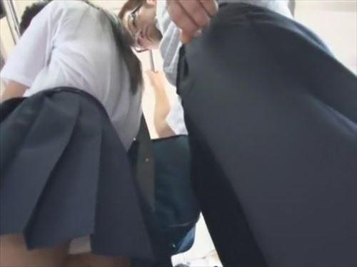 制服姿の少女をバス内で性的暴行し、乱暴に扱って生ハメする