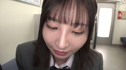 女が男を誘惑し、電車内で密着した。
