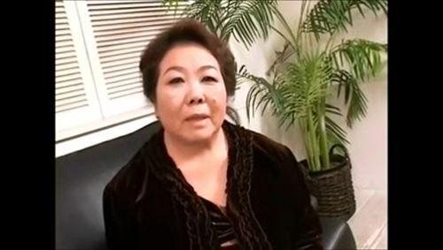 高齢女性、豊満な体型、色っぽい下着を身につけ、フェラチオと濃厚な性行為