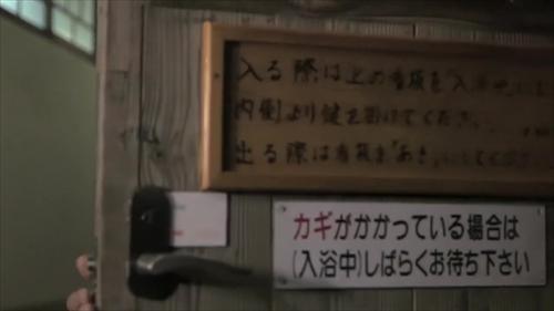 布団から起きて行動する和服姿の女性と不貞温泉宿で横たわる。