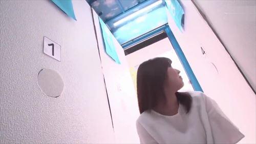 熟女が性的に興奮するゲームに挑戦。パートナーの性器を正確に当てると報酬を得る