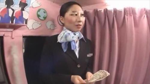 憧れのCAさんの顔に、画像処理の映り込み。クールなスタイルと、挑発的な雰囲気。彼女は、その魅力に魅了され、指は敏感な部位を刺激する