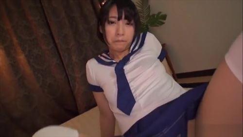 少女の体は男の欲望に素直に従い、快楽のあまり声を上げ、中出しされた。