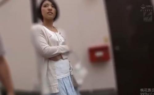 お互い性的な目線で見た事もなかった友達が身体に触れあいポロリ連発極小水着で股間を摺り合わせると生ハメ騎乗位セックス！
