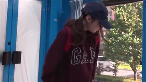 美しい若い女性の滑らかな秘部に無責任な射精をして責め立てる。