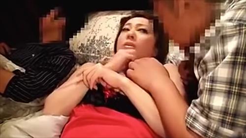 家に連れてきた部下、夜這いに気付きフェラパイズリで応酬する痴女ご婦人、ちょっとぉあなた溜まってるの夫が。