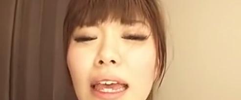 女優が風俗に転身、ツイスターで盛り上がり、おもちゃで快感を得る。