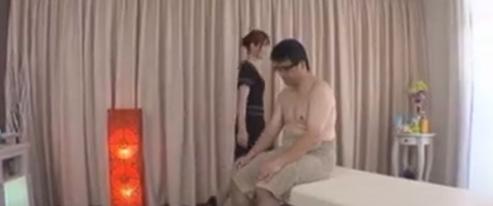 波多野サロンで働く女性がお客様の胸の部分と男性器を刺激。