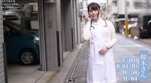 優れた看護師と医師が和室で楽しんでいて、バイブを使って絶頂に達する。