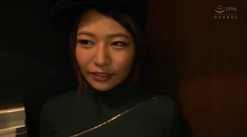 淫らな美容師が手がつけられなくなって、業務を休止して顧客の陰茎を欲望する。