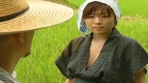 成熟した女性の豊かな体を持つ、テレビシリーズに出演中。