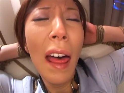 縛られた姉の身体は、電マの刺激で痙攣し、同時に開脚させられたまま、穴同時攻めに感じていた