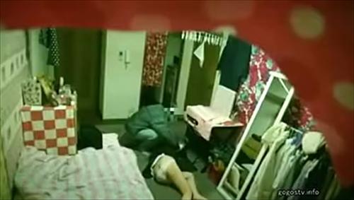 男性が姿勢を強制しビジネスウェア女性に性的行為、不意識。