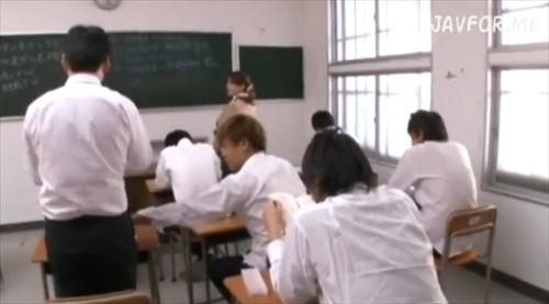 鬼ビッグな胸教師は痴漢野郎と立位性的関係の喜びに溺れる。