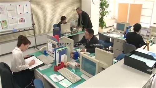 魅力的でセクシーな熟女社員が、職場に官能的な雰囲気を醸し出している