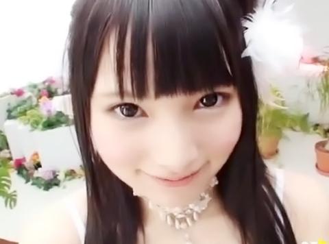 花嫁姿のような色白美女が、跪いて男性の巨根をじっくりフェラチオ！