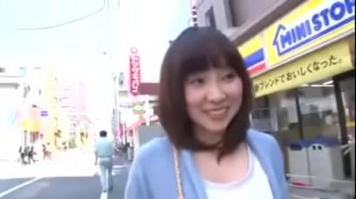 美人の素人人妻をナンパ！少し誘惑したらあそこを濡らしながら求めてきて・・・