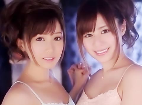下着のような姿の小島みなみと瑠川リナがディルドに跨って自ら腰を振ってオナニーしちゃう！