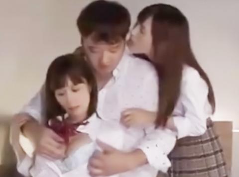 女子高生の制服をきた小島みなみと天使もえが一人の男性に群がってハーレムの乱交プレイ！