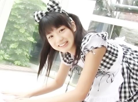 透明感のある女の子がメイド姿と水着姿で可愛らしい姿を見せてくれる！