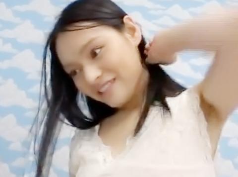 巨乳のスレンダー美女が騎乗位で男性にまたがり激しく腰を振ってくれる！