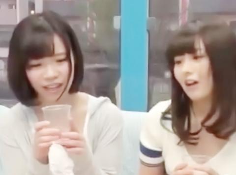 ナンパしてきた素人の女子大生二人が、お酒を飲まされいい気分で乱交へ！