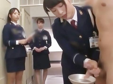 ドSの女性刑務官が全裸の男性を手コキで淡々と精子を搾取する！