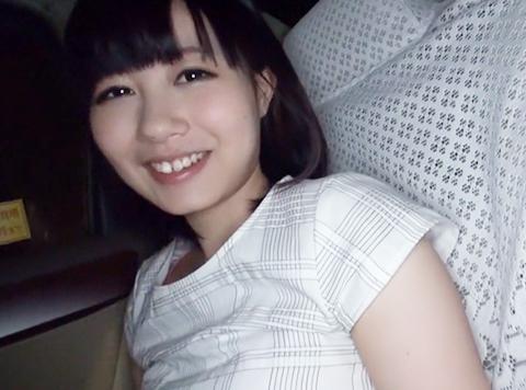 黒髪の美人お姉さんをナンパしてタクシー内でオナニーさせちゃう