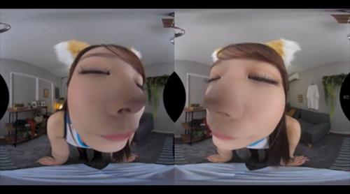 スカートをまくり上げ、股間を見せるチアリーダーの少女。