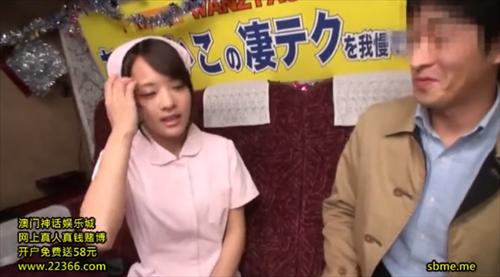 華やかな女優が、ナースの衣装を身にまとって相手の誘いに乗り、官能的なプレイを楽しむ。