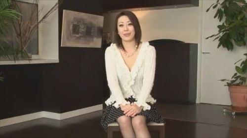 元妻の容姿は目を見張るほどだった。豊かな胸としなやかな体つきは、大人の魅力を漂わせていた。